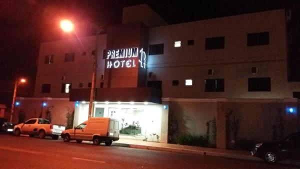 写真にはFrutal市にあるPremium Hotel Frutalが写っています。