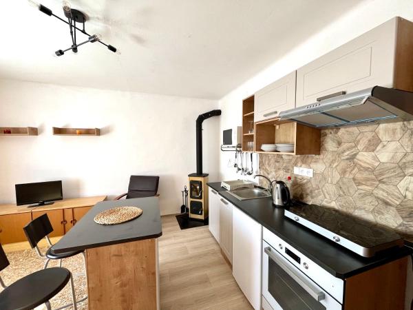 Na fotografii je vidět objekt Apartmán U Sadu nacházející se ve městě Holovousy.