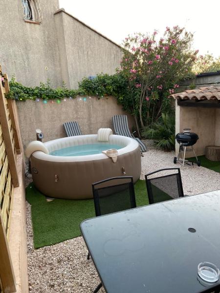 A la foto es mostra l'objecte Joli T2 avec jacuzzi situat a la ciutat de Saint-Victoret.