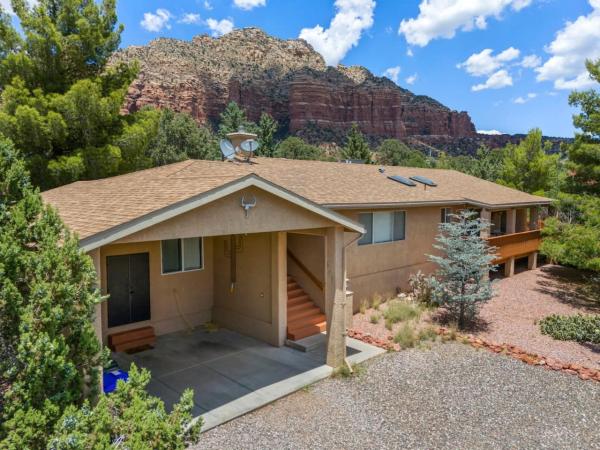 Na fotografii je vidět objekt 3 bdrm Sedona home next to trails with Hot Tub nacházející se ve městě Sedona.