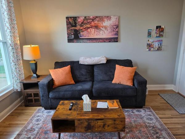 照片显示了位于Topeka市的Beautifully Renovated Downtown 1Bed 1 Bath Apt, Pet Friendly物件。