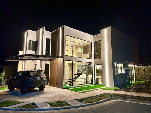 The photo shows the Wolf Beach House located in the city of La Mona.