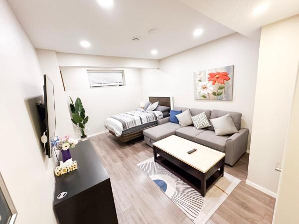 写真にはカルガリー市にあるCozy Brand-New Basement Suite NWが写っています。