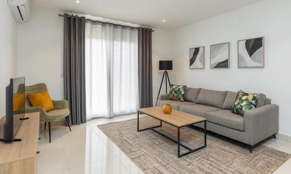 Luxurious King Suite Two Bedroom Space Available, Аккра