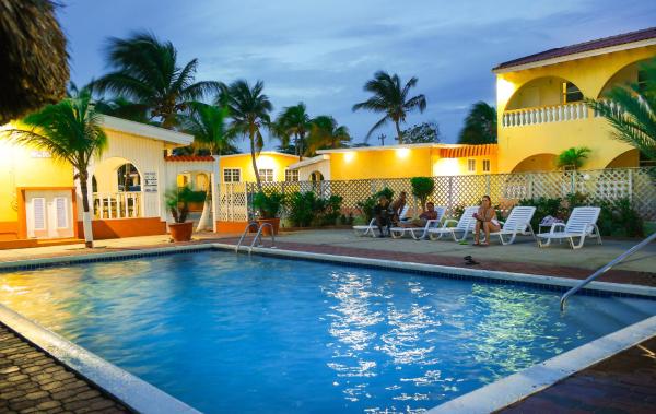 Na fotografii je vidět objekt Coconut Inn nacházející se ve městě Palm-Eagle Beach.