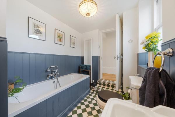 Spacious & Luxurious 2-Bedroom Edwardian Apartment photo 3