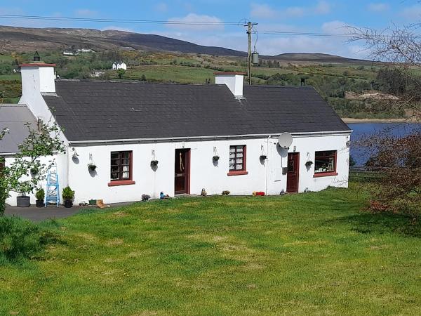 A la foto es mostra l'objecte Granny's cottage, a lovely lakeside cottage situat a la ciutat de Cottian.