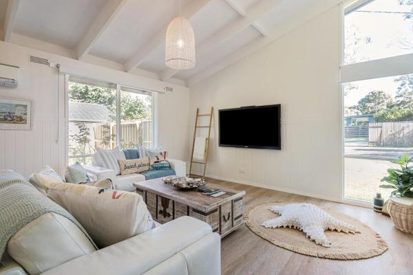 På billedet ses objektet Mornington Peninsula Getaway-Somers Beach House beliggende i byen Fairhaven.