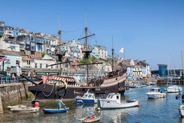 På billedet ses objektet Land Ahoy- Harbour & High Street Apartment beliggende i byen Brixham.