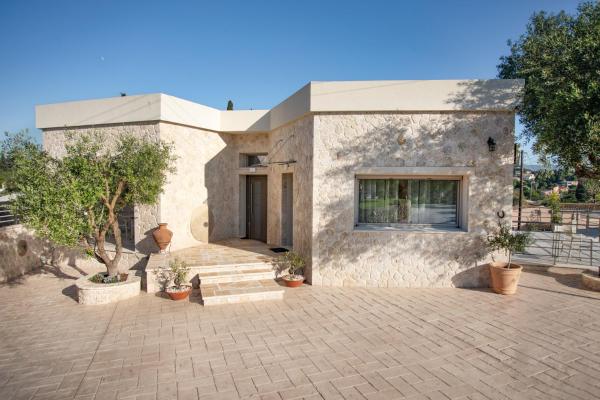 Nella foto è visibile l'oggetto Olithos 1 situato nella città di Kanálion.