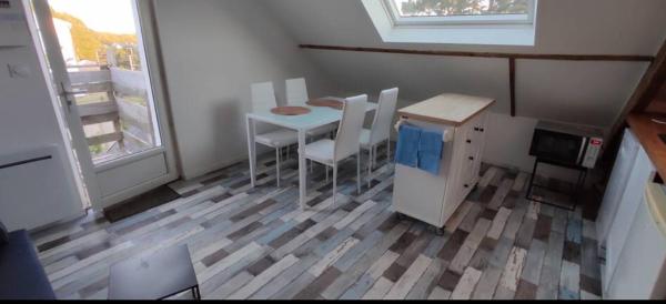 A la foto es mostra l'objecte cocon près de la mer situat a la ciutat de Morlaix.