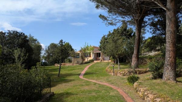 På bilden syns objektet Villetta La Casa Vecchia Baja Sardinia som ligger i staden Cala Bitta.