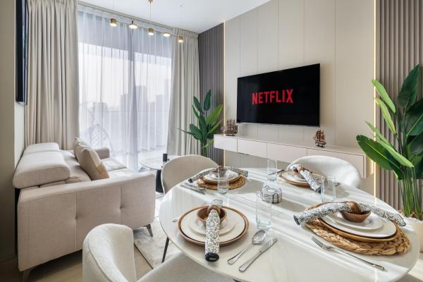 Luxury 1br Jvc Pool & Balcony By Circle Mall - Dubai