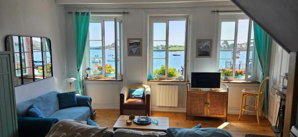 Na zdjęciu widoczny jest obiekt Appartementde charme en duplex face au port de Barfleur położony w mieście Barfleur.