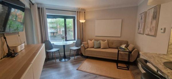 Upgraded & Slick 2BD Heart of City at Christchurch, Dublín
