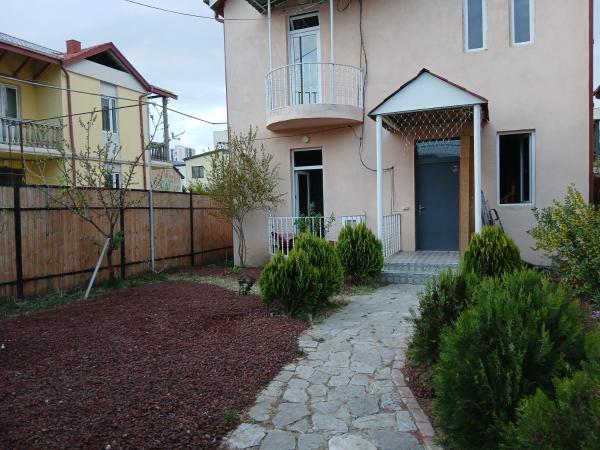Na fotografii je vidět objekt C&T Villa nacházející se ve městě Itʼkhvisi.