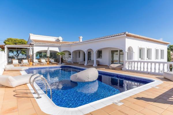 På billedet ses objektet Casa Iris beliggende i byen Jávea.