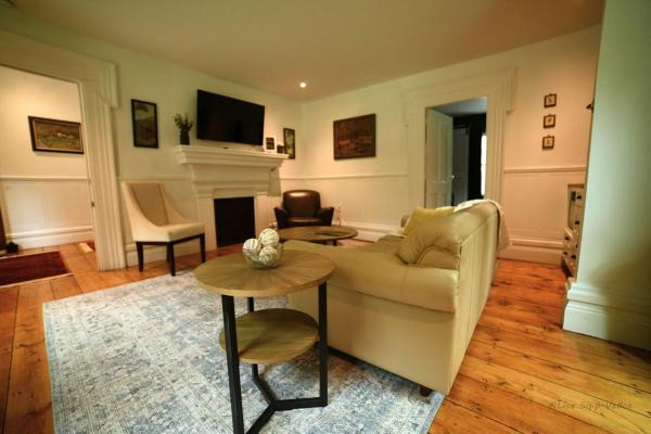 A la foto es mostra l'objecte Schoolhouse Suite situat a la ciutat de Altmar.