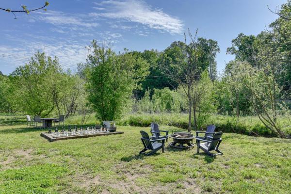 På billedet ses objektet Pet-Friendly Cosby Cabin w/ Creek Access! beliggende i byen Cosby.