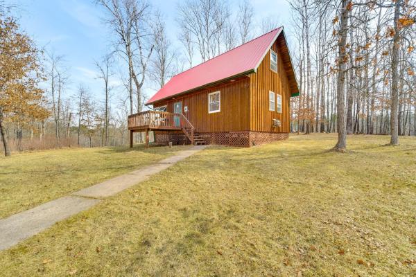 Na zdjęciu widoczny jest obiekt 1 Mi to South Twin Lake Cabin with Deck in Trego! położony w mieście Trego.