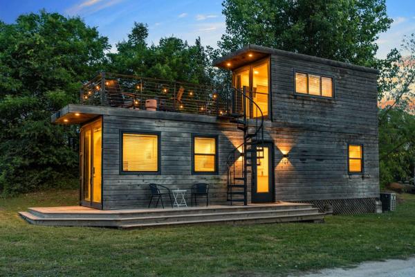Na zdjęciu widoczny jest obiekt Stunning 2-Story Container Home with Rooftop Terrace położony w mieście Bellmead.
