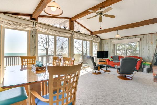 A la foto es mostra l'objecte Private Beach Waterfront Home on Lake Huron! situat a la ciutat de Barton City.