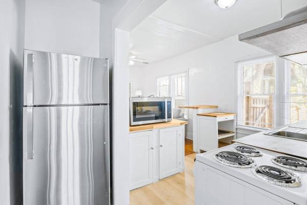 På billedet ses objektet Round Lake Retreat (pet-friendly) 2 bedroom beliggende i byen Sankt Petersborg.