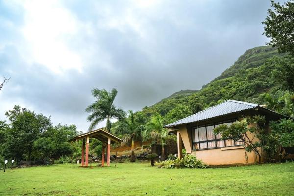 写真にはプネ市にあるRajlok Resortが写っています。