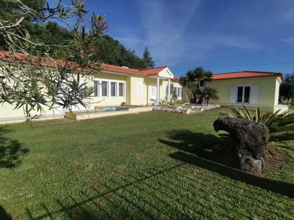 A la foto es mostra l'objecte Casa das Marinhas situat a la ciutat de Aspra.