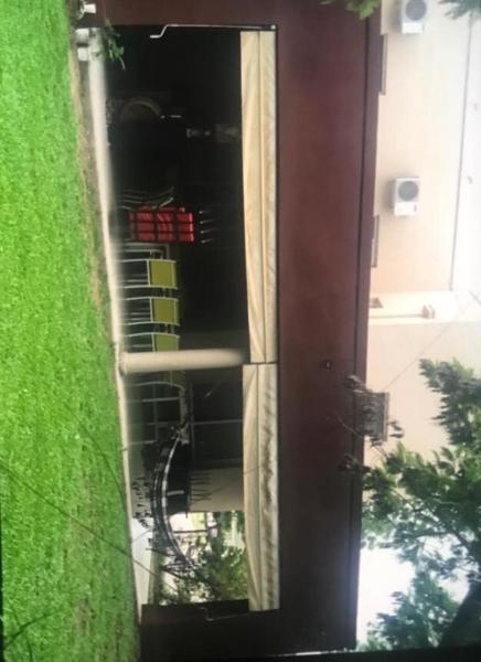 Na fotografii je vidět objekt Casa de la Paz nacházející se ve městě Lules.