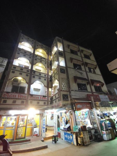 A la foto es mostra l'objecte hotel shiv situat a la ciutat de Dwarka.