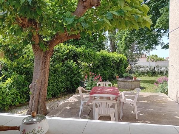 A la foto es mostra l'objecte GITE EN PROVENCE situat a la ciutat de Istres.