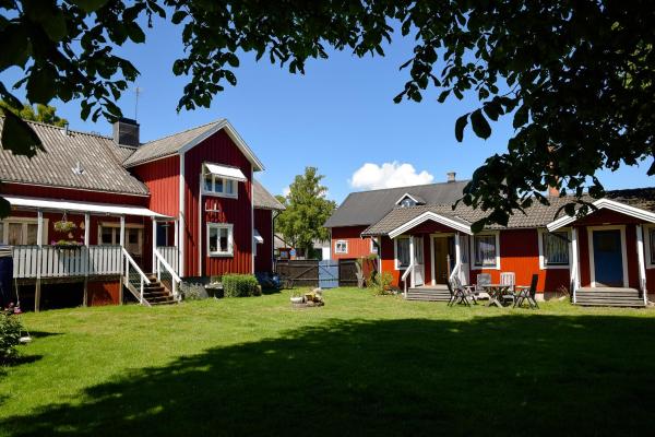 The photo shows the Alvaret Hotel & Hostel located in the city of Löttorp.