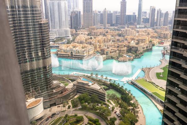 På billedet ses objektet The Address Residences Dubai Opera - Luxury 3BR Stay with Stunning Burj Khalifa & Fountain Views beliggende i byen Dubai.
