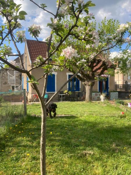A la foto es mostra l'objecte La maison colorée situat a la ciutat de Lucy-sur-Cure.