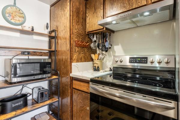 Foto 9: Ground Level, Sunshine Village #171- 2 bed/2 bath, Sleeps 6. Steps from Free Town Shuttle