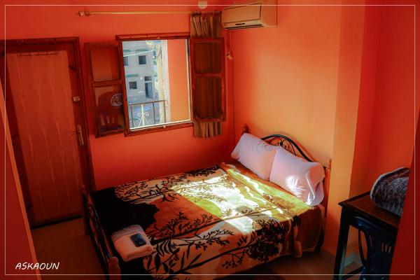 A la foto es mostra l'objecte Auberge Askaoune situat a la ciutat de Taliouine.