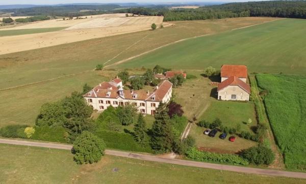 Na fotografii je vidět objekt Château de Gressoux nacházející se ve městě Bougnon.