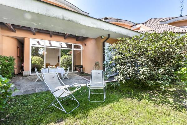 På billedet ses objektet Rododendro Rosso - Happy Rentals beliggende i byen Ispra.