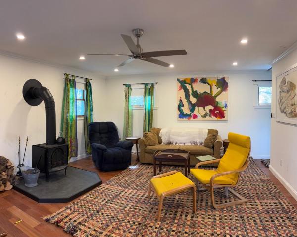 A la foto es mostra l'objecte Roscoe Pine House situat a la ciutat de Roscoe.