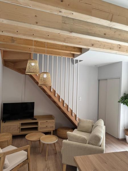 A la foto es mostra l'objecte Gîte plein de charme avec ses poutres apparentes , ses pierres et son jacuzzi extérieur situat a la ciutat de Caux.