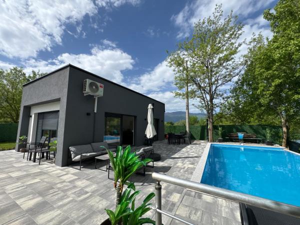 The photo shows the Villa Sofia located in the city of Zlopoljac.