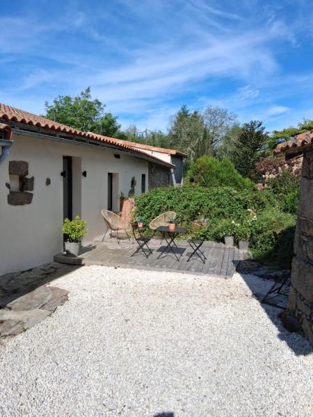 A la foto es mostra l'objecte Fig Tree Cottage 1 x Super King or 2 x Single Beds situat a la ciutat de Lacaud.