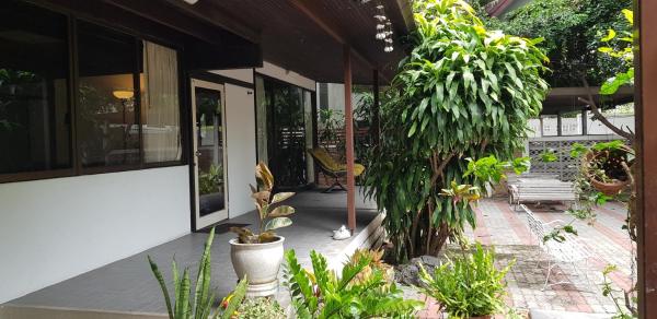 Na fotografii je vidět objekt AT ASok Vintage House Near BTS Asok MRT Sukhumvit nacházející se ve městě Khlong Toei.