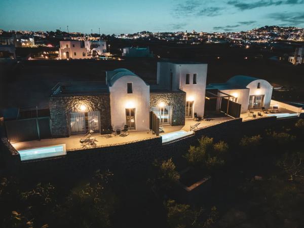 På billedet ses objektet Uranides Luxury Suites beliggende i byen Santorini.
