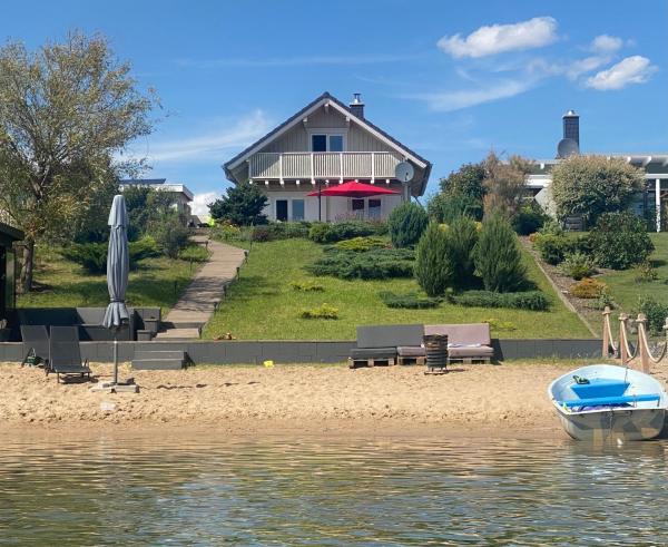 A la foto es mostra l'objecte Haus am See mit Privatstrand, Kamin und Sauna situat a la ciutat de Bad Düben.