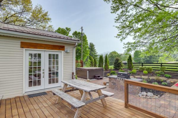 A la foto es mostra l'objecte Dry Ridge Rental Home with Hot Tub and Game Room! situat a la ciutat de Crittenden.