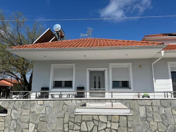 En la foto se muestra el objeto Doxato room ubicado en la ciudad de Agios Athanasios.