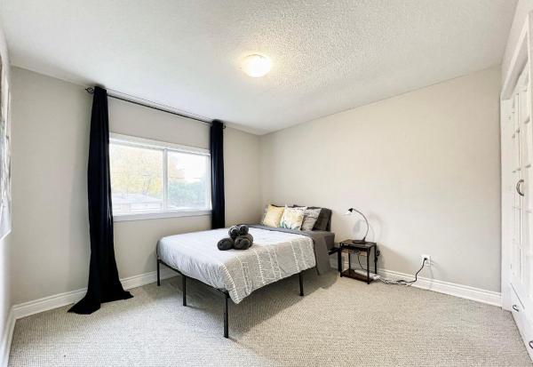 На фото показан объект ROOM NEXT TO CANADA WONDERLAND-10 mins Drive- FREE PARKING-WIFI, расположенный в городе Вон.