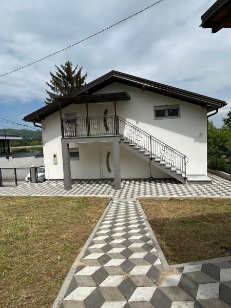 Auf dem Foto ist das Objekt VILA Natura Sarajevo in der Stadt Gladno Polje zu sehen.